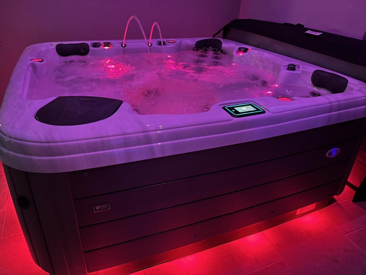 La Suite De Charme Du Mas De La Fontaine De Jonquier Avec Spa Privatif Seguret Ngoại thất bức ảnh