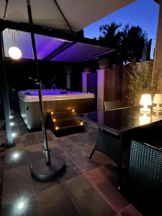 La Suite De Charme Du Mas De La Fontaine De Jonquier Avec Spa Privatif Seguret Ngoại thất bức ảnh